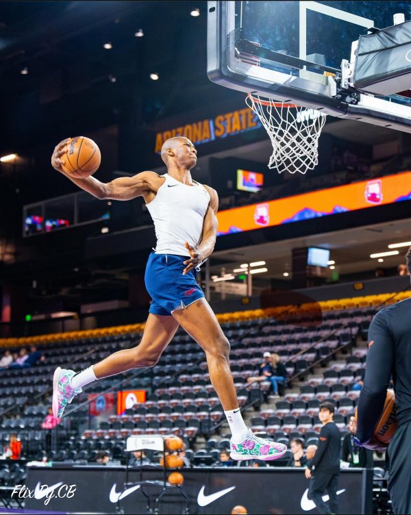 中国股票配资网 身体素质爆表! 凯-琼斯晒自己扣篮照