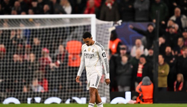 杨帆配资 已沦皇马替补! 6万利物浦球迷狂嘘叛将, 手指+亲吻队徽嘲讽: 后悔吗